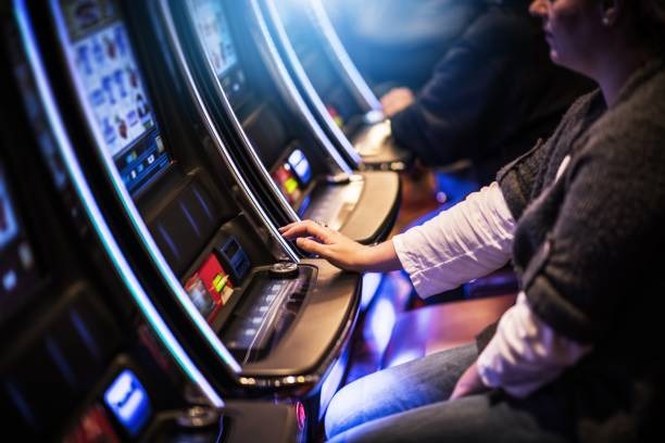 The Dog House slot game interface showing reels, bet controls, and payout display